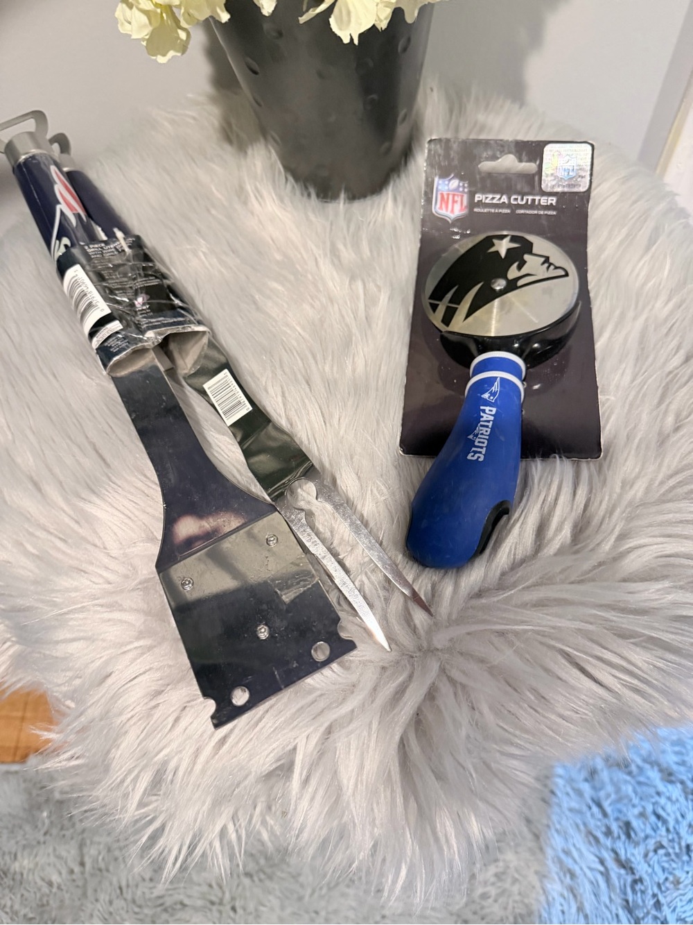 New England Patriots Pizza Cutter &’Grill Set  ( Free Patriots Mask)